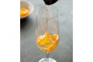 グラスにシロップに漬けたネーブルオレンジを入れ、ワインを注ぐ。