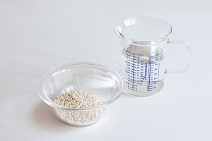 1.米麹150g、水700mlを用意する。米麹は生麹、乾燥麹のどちらでもよい。