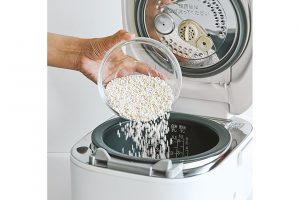 2.さらに米麹を加える。麹水を作ると麹が余ってしまうので、その麹を利用するとよい。