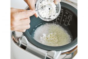 3.残り麹を加えて、混ぜ合わせる。麹水で使った麹は50gずつ小分けにして冷蔵庫で保管する。