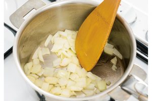 1.鍋にオリーブオイルを熱し、1.5cm角に切った玉ねぎを中火で炒める。