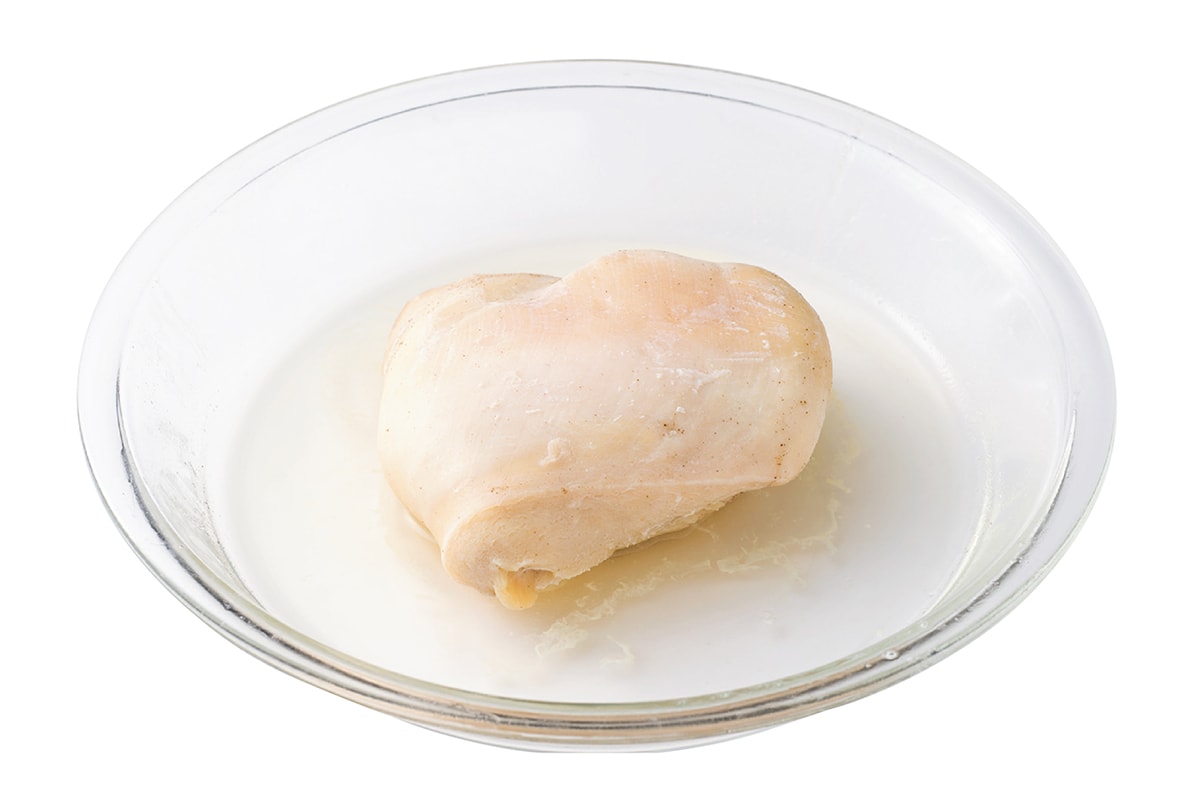鶏胸肉でジューシーな作り置き。ほぐしチキンの作り方と４つの展開レシピ。