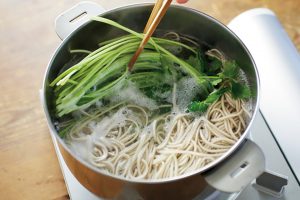 三つ葉は長いまま麺と茹でれば、一緒に箸でたぐって食べられる。