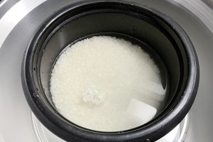 内釜に米を入れセット。外釜に水1カップくらい入れて、蓋をして炊飯開始。ドキドキ。