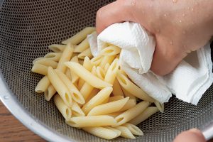 【ポイント】ペーパーなどでパスタの水気をしっかり拭うこと。調味料ののりがよくなり、味がぼやけない。