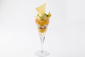 「南国フルーツのトロピカルパフェ」（1,600円、※サービスチャージ（10％）別途必要）～8月31日（火）までの提供。