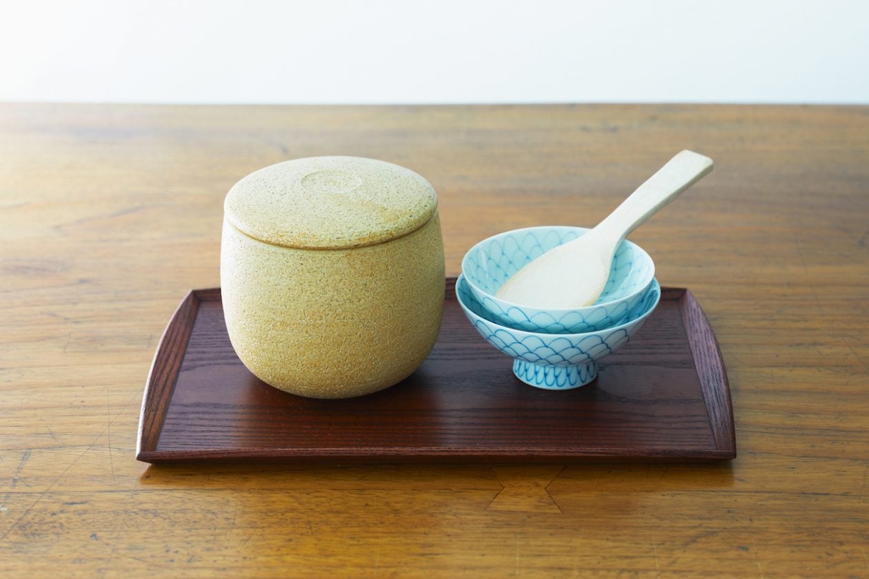 試して納得】お米がふっくらモチモチになる、レンジOKの陶器のめしびつ