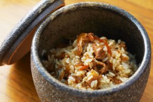 「かしわ飯の素 よかろう」を混ぜて作った混ぜご飯。お米が艶めいて、見るからに美味しそう。冷めたら、もちろんこのまま温め直せます。