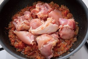 カレーの素と鶏もも肉を一緒に鍋に入れる。