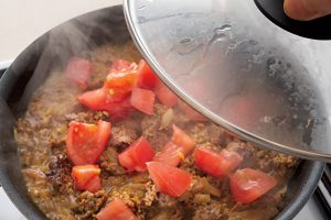 7.トマトを入れたら、蓋をして、トマトが煮崩れるまで煮込む。
