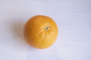 輸入品のオレンジは、防カビ剤がついているので、皮をむいたほうがいい。国産の柑橘類（甘夏、はっさく、レモンなど）ならよく洗って皮ごと漬けてもいい。