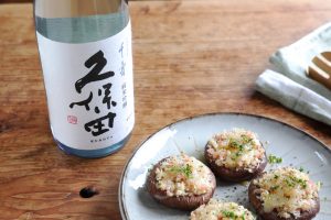 【ぐっち夫婦のおつまみリレー】しいたけと刻みベーコンのパン粉焼き×日本酒