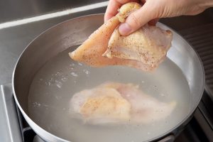 1.鶏むね肉は両面にしっかりめに塩・こしょう（分量外）をする。鍋に湯5カップを沸かしてスープの素と塩を入れ、むね肉を入れる。