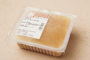 木綿豆腐をパックごと冷凍。保存は1カ月を目安に。食感のはっきりしたタイプを選ぶとより味わいが増す。