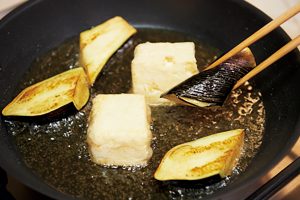 油は1cmの深さで揚げ焼きに。豆腐に小麦粉と片栗粉を半々の分量でまぶすと、豆腐同士がくっつきにくい。