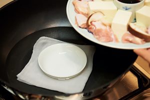 蒸し器がない場合は、フライパンにキッチンペーパーを敷き、台代わりに小皿を置いて水を注ぐ。蓋をして使用。