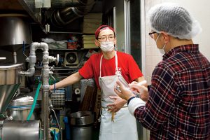 「本当に丹念な豆腐作りの仕事に感じ入りました。」（白央さん）