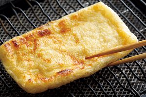 油揚げはいい焼き色がつくまでこんがりと両面を焼く。