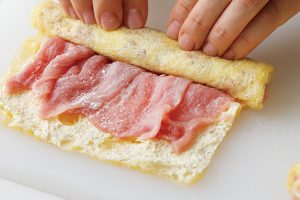 上部を少し空けて肉を並べると、巻き終わりに肉がはみ出ない。