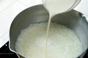 仕上げの豆乳を加えてから長い時間煮てしまうと、豆乳のたんぱく質がブツブツと固まって口当たりが悪くなるため、豆乳が温まったら火を止めるようにしましょう。