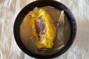 味噌汁に入れたユーティリティープレイヤーもち。Photo：ヒャダインさん