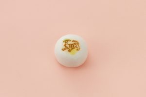 「生菓子 虎猛（たけ）ぶ」（486円、薯蕷製）販売店舗：関東・京都地区の生菓子取り扱い店