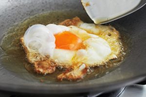 卵は油をかけながら揚げ焼きに。