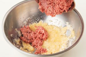 2.ボウルにAを入れて混ぜ合わせ、パン粉がふやけたらひき肉を加え、全体がなじむまでさらに混ぜる。均一になったら、肉をボウルにすりつけるようによく練る。【POINT】ひき肉は、弾力を感じ、糸を引くような粘りが出るまでしっかりと練る。