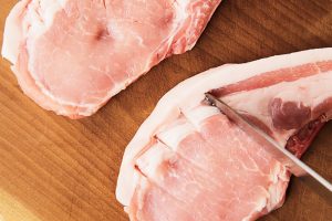 1.豚肉は冷蔵庫から出し、15分ほどおいて室温に戻す。包丁の刃先を立てて筋にあて、両面から6〜7カ所ほど、上から叩くように筋を切る。焼く直前に両面に塩、こしょうを振る。【POINT】豚肉の筋切りは細かく丁寧に。キッチンバサミを使用してもよい。