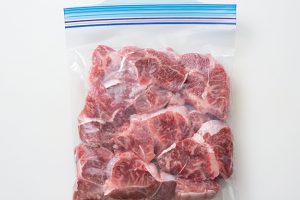 牛すね肉は塩を振ってしばらくおくことで水分が出て、旨みが凝縮される。「一晩冷蔵庫においても大丈夫」