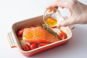 Point：耐熱皿に入れた食材にオリーブオイルを回しかけることで、しっとり仕上がる。