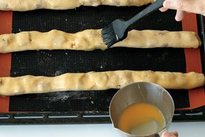 1度目に焼く前の状態。焼き上がって粗熱が取れたら1本を15～16等分に切る。