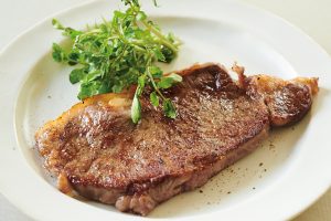  【 サーロイン肉の場合 】　肉の風味が濃厚なので、牛脂より少量のサラダ油で焼くのがおすすめ。厚さ1cmほどなら片面を1分ずつ焼き、アルミホイルには包まない。