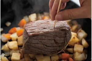 肉を動かしながら焼くと早くきれいに焼ける。串で焼け具合を確認して。