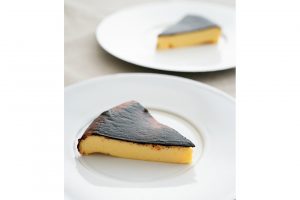 フライパンで作るベイクドチーズケーキ【樋口直哉さんのレシピ】