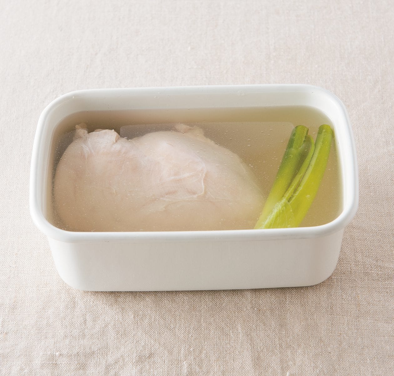 茹でたり蒸したり。常備菜にぴったりな鶏むね肉レシピ記事まとめ。