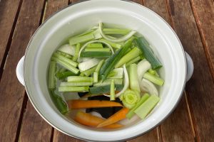 1.下準備として昆布を２リットルの水に入れて数時間〜一晩おき昆布出汁を引いておきます。ジャガイモは皮をむき大きめにカットして水にさらします。白菜はさっと茹でてから水気を切り長さ４等分くらいに切っておきます。野菜出汁を作ります。冷蔵庫に残っている野菜を適当な大きさに切り鍋に入れ昆布出汁と合わせて火にかけ煮立ったら火を弱めます。
