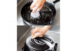 忘れちゃいけない！ メンテナンス。鉄のフライパンは洗剤なしで洗うのが基本だが、裏側は洗剤をつけて洗う。吹きこぼれや油がつきやすいので裏返してスポンジでしっかりゴシゴシ。