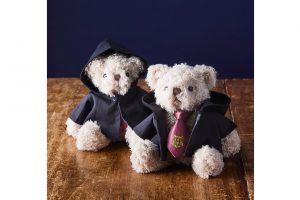 「ベアフル® ホグワーツ」（2,750円）タリーズコーヒー生まれのベアフル®（ラテ）がホグワーツのコートとネクタイを装着、コートにはフード付き。エンジ色のネクタイには、ホグワーツの紋章をプリント。
