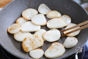 （3）フライパンにオリーブオイルを熱し、かぶに焼き色がつくまで中火で焼き、取り出す。