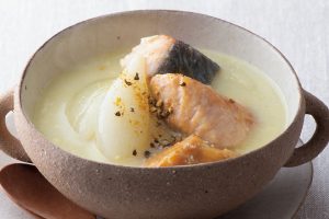 アンチエイジングにも。鮭のゴールデンミルクスープ【井澤由美子さんの薬膳レシピ】