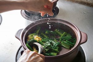 調味は塩でシンプルに。青菜の本当の味がわかります。