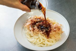 次いで、バルサミコ酢と醤油を。薬味は好みで。夏にぴったり。