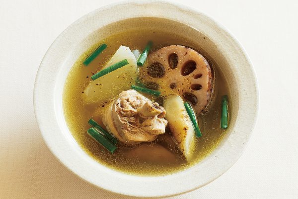 芯から温まる、骨つき鶏と根菜のポトフ【有賀薫さんの心と身体を整えるスープレシピ】