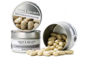 「DEAN & DELUCA ホワイトチョコレートカカオニブ tin 80g」Traceable fine cacao from Uganda　ミルクと相性のよいウガンダ産バニラビーンズをホワイトチョコレートに溶かし、ローホール（非加熱）のカカオニブを包んだ。甘みと心地いい食感のローホールカカオニブの味わい。