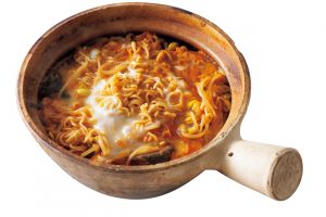 【〆の一品】コチュジャン鍋を食べ終えたら、インスタントラーメンを加えてほぐしながら煮る。麺が柔らかくなったら、卵を加えてさっと煮る。