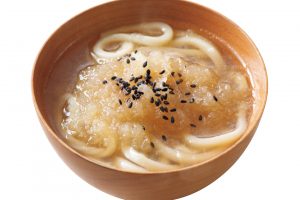 【〆の一品】うどんを適量茹でたら、みぞれ鍋に加えてほぐしながら煮る。器に盛り、黒ごまをふる。スープの旨味が染み込んだうどんは格別なおいしさ。