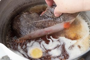 魚が煮汁に全部浸っていなくても、火は通るので問題ない。