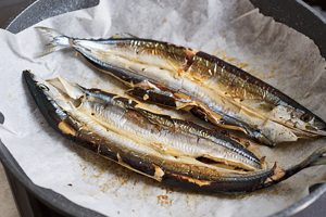 フライパンに敷いたクッキングペーパーの上で焼くと、後始末が楽。