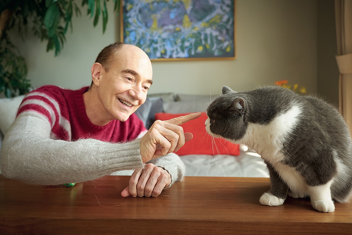 猫ロス状態のロバート・キャンベルさんが運命的に出会った、猫の夕吉ちゃんとの暮らし。